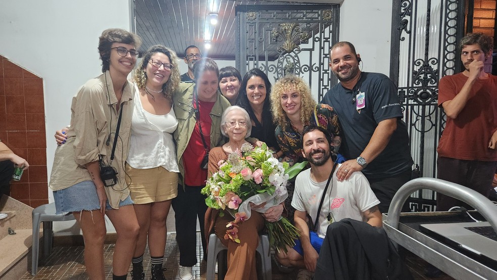 Equipe de produção do filme "Ainda Estou Aqui" com Fernanda Montenegro — Foto: Arquivo pessoal