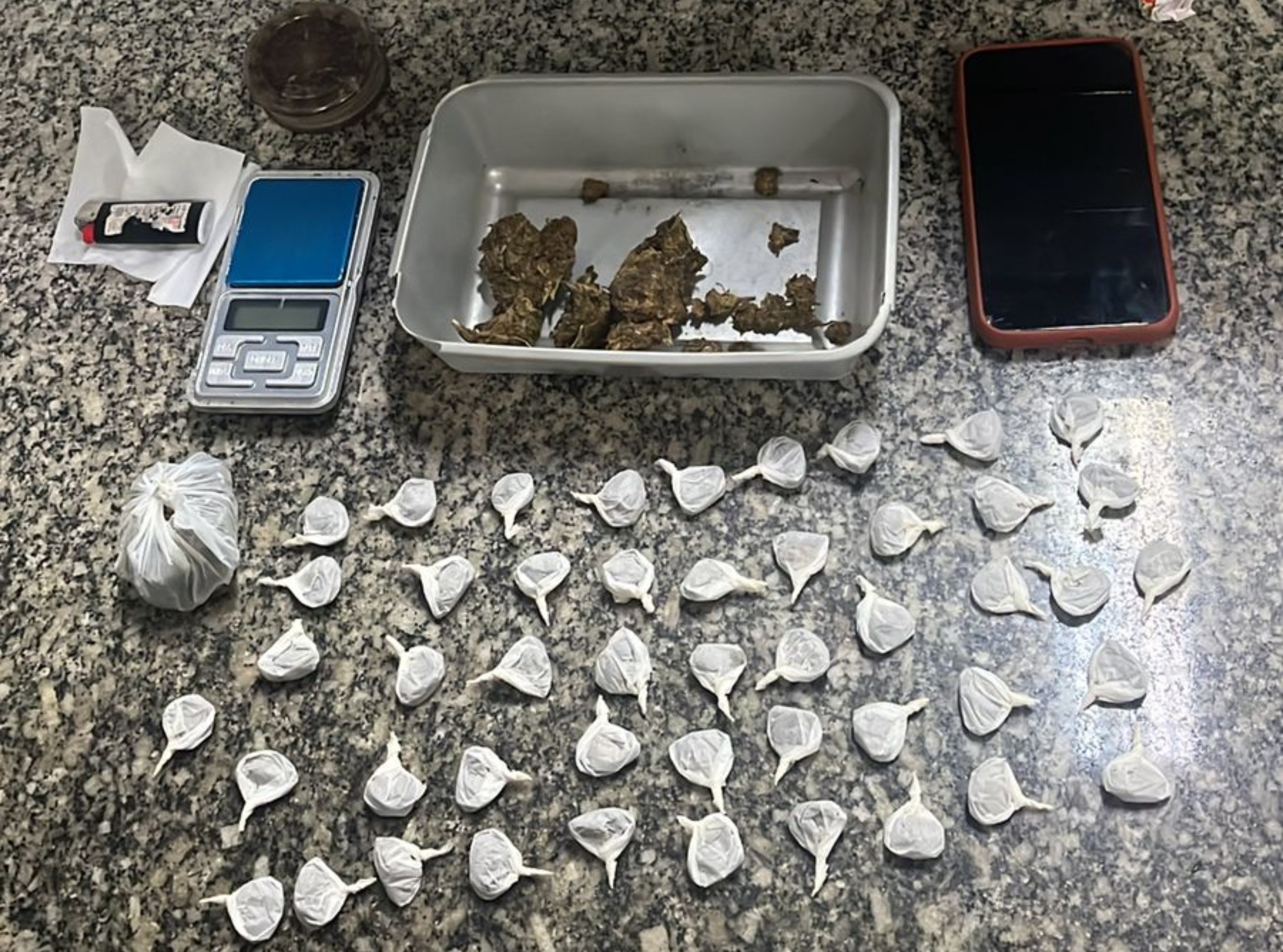 Jovem é preso e mãe é conduzida à delegacia após apreensão de drogas em casa