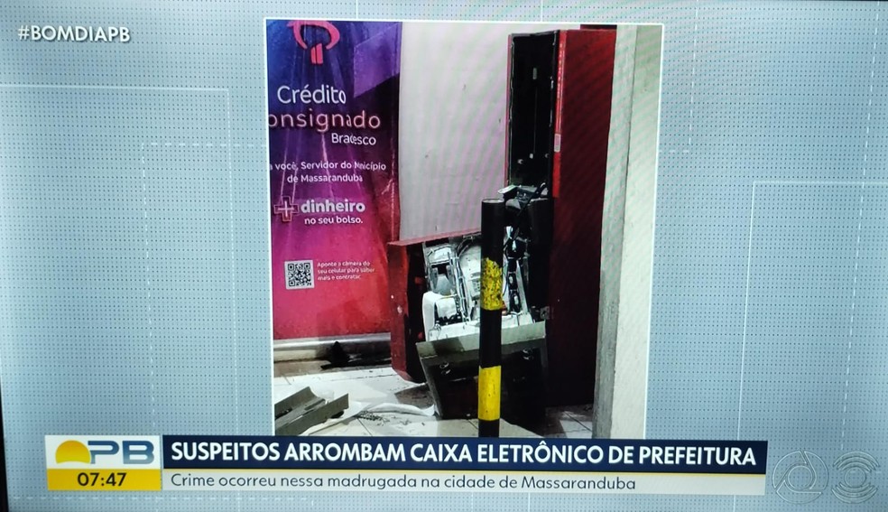 Prefeitura de Massaranduba é invadida e tem caixa eletrônico arrombado — Foto: TV Cabo Branco / Reprodução