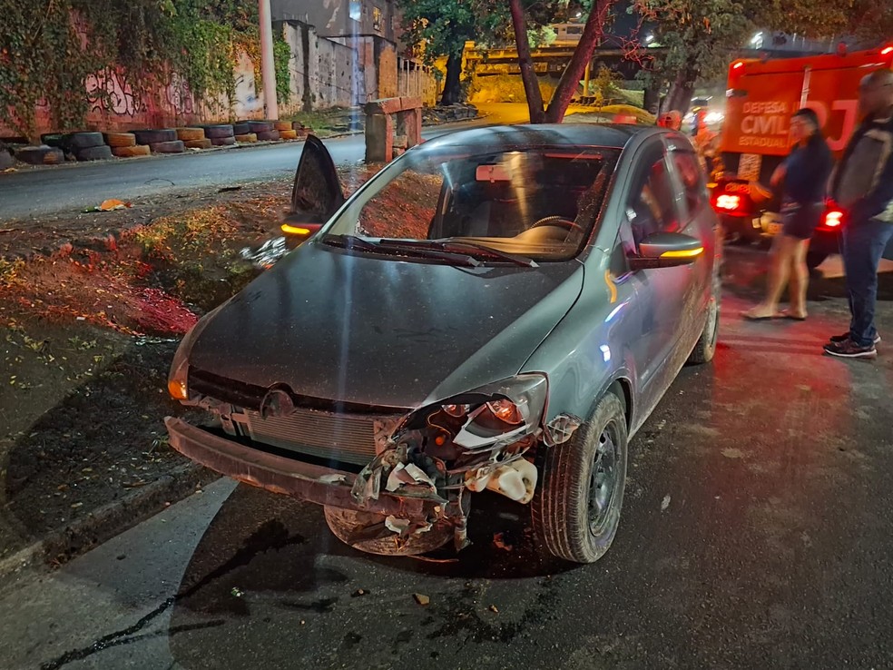 Carro onde estava mulher que foi baleada na Avenida Brasil — Foto: Reproduo