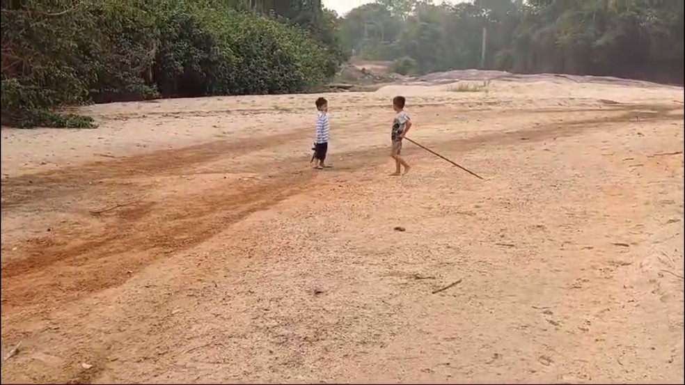 Crianças no leito seco do Rio Pacaás — Foto: Reprodução