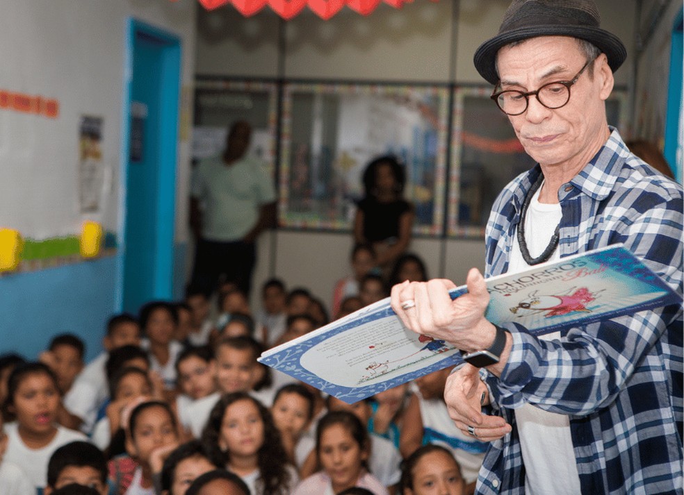 O dançarino Carlinhos de Jesus fará a leitura para alunos de Macaé nesta segunda-feira (12) pelo projeto “Lê Pra Mim?” — Foto: Prefeitura de Macaé/Divulgação
