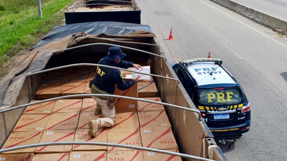 Policiais localizaram 692 caixas contendo 346 mil maços de cigarros de fabricação chinesa em um caminhão na BR-222, em Caucaia. — Foto: PRF/ Divulgação