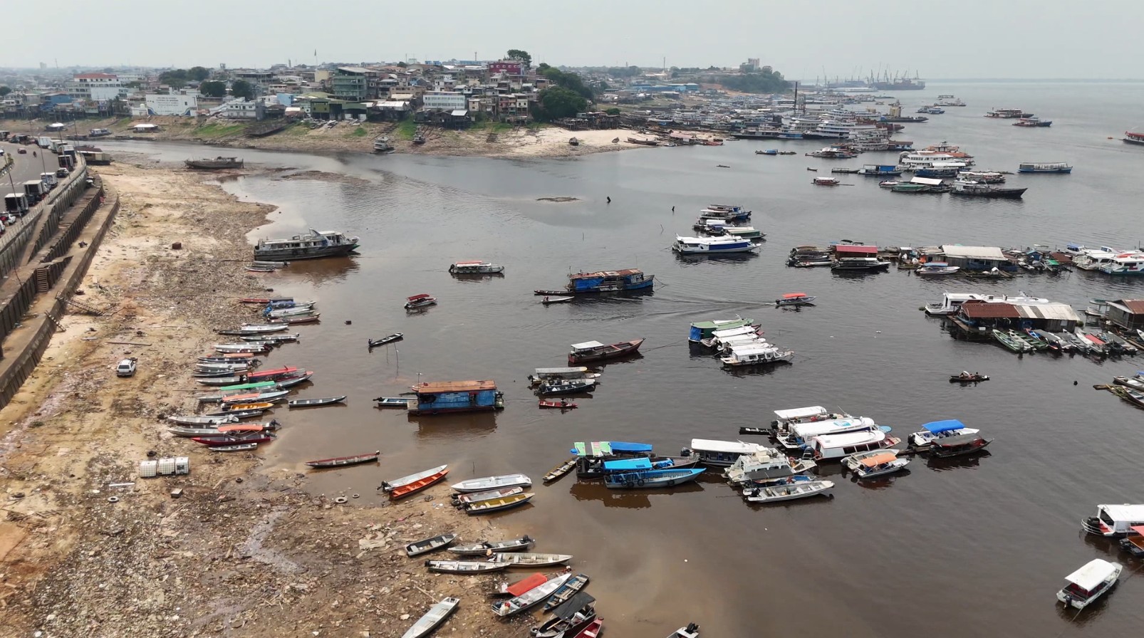 Seca do Rio Negro em 2024 afeta a população e afasta embarcações da ...