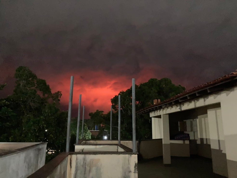 Incêndio deixa o céu em Porto Velho avermelhado — Foto: João Alves