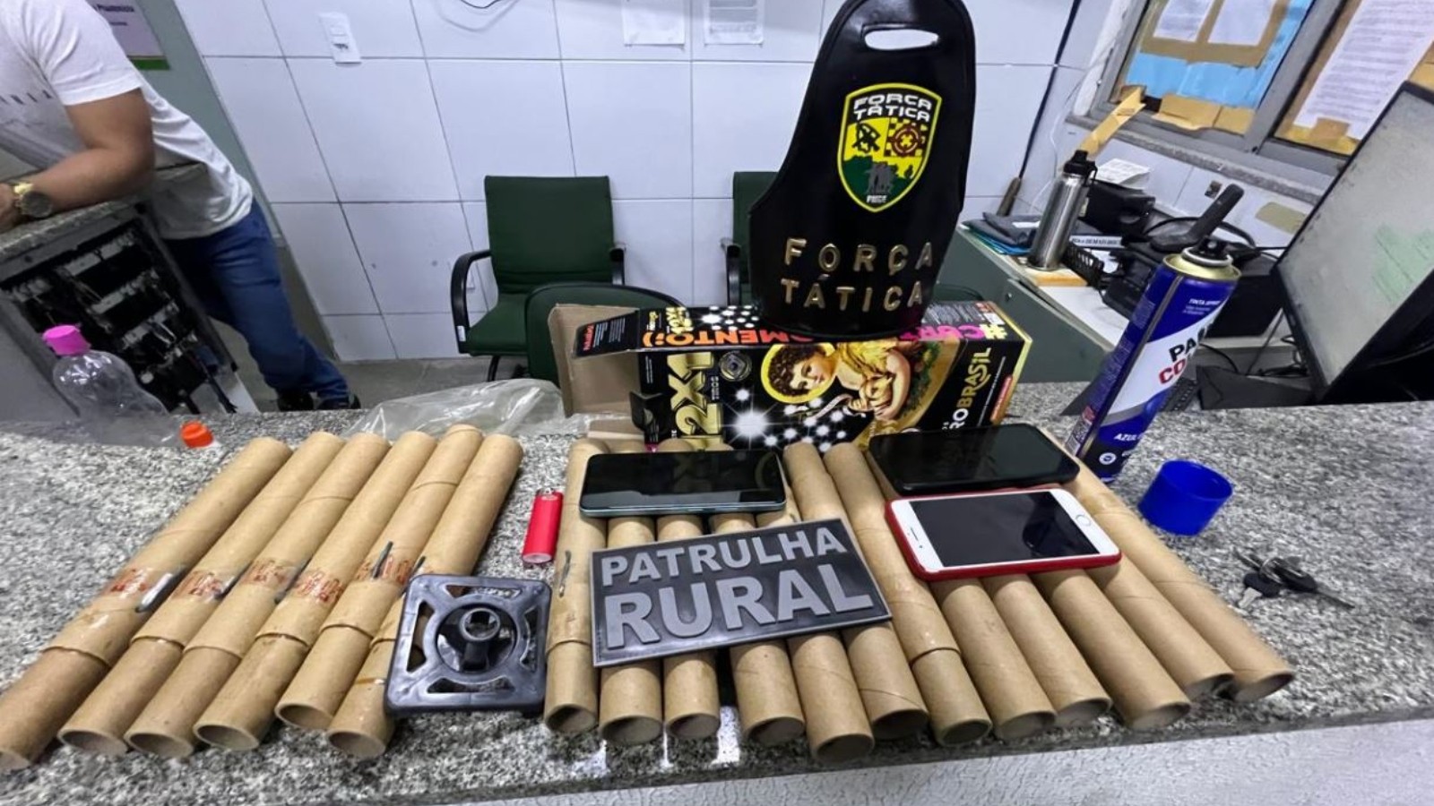 Sobe para 76 o número de detidos em segunda noite seguida de queima de fogos comandada por facções no CE