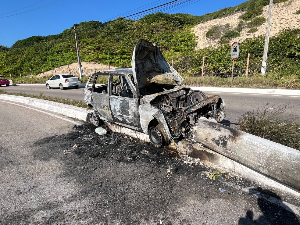 Carro ficou destru&iacute;do ap&oacute;s pegar fogo na Via Costeira &mdash; Foto: Philipe Salvador/Inter TV Cabugi