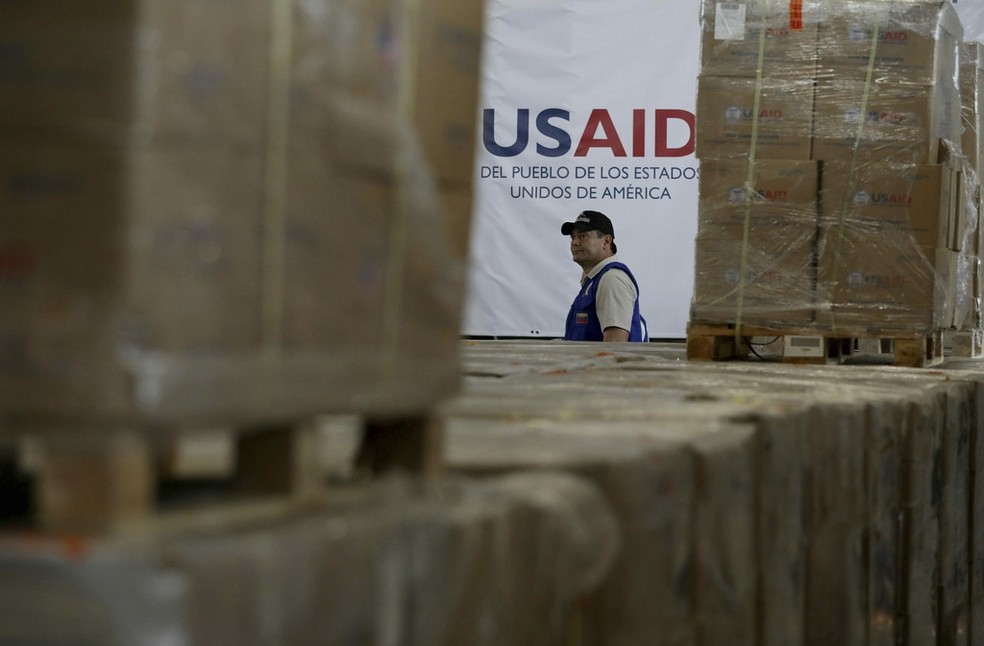 Segurança revista caixas da USAID, maior agência humanitária dos EUA que Elon Musk quer fechar. — Foto: Fernando Vergara/ AP