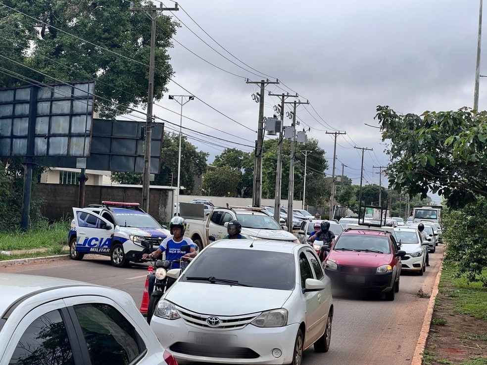 Acidente deixou trânsito prejudicado em avenida de Palmas — Foto: Betânia Sousa