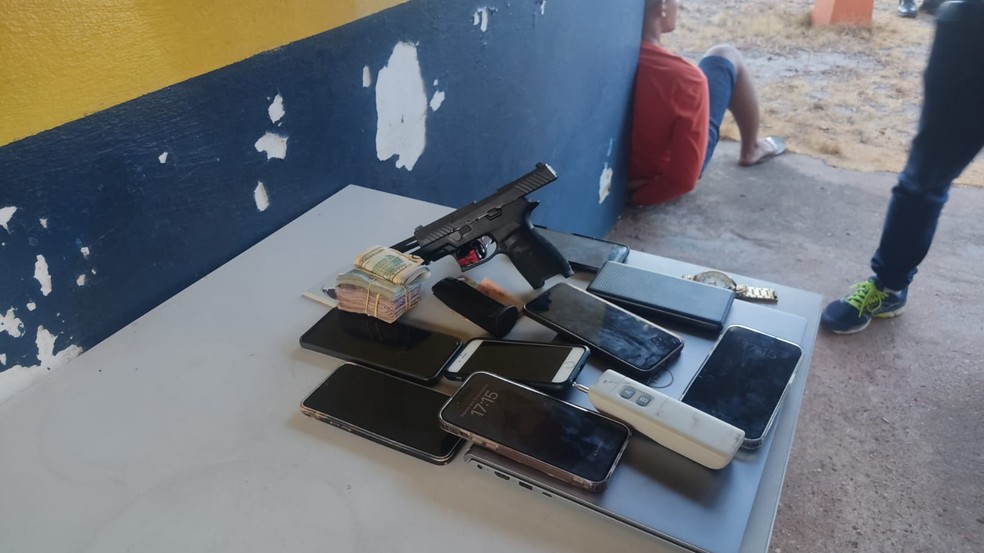 Objetos apreendidos com o casal, entre eles o inibidor de frequência, conhecido como "chapolin", de cor branca - Casal é preso no Piauí suspeito de furtar objetos de veículos de luxo no Ceará — Foto: Polícia Civil