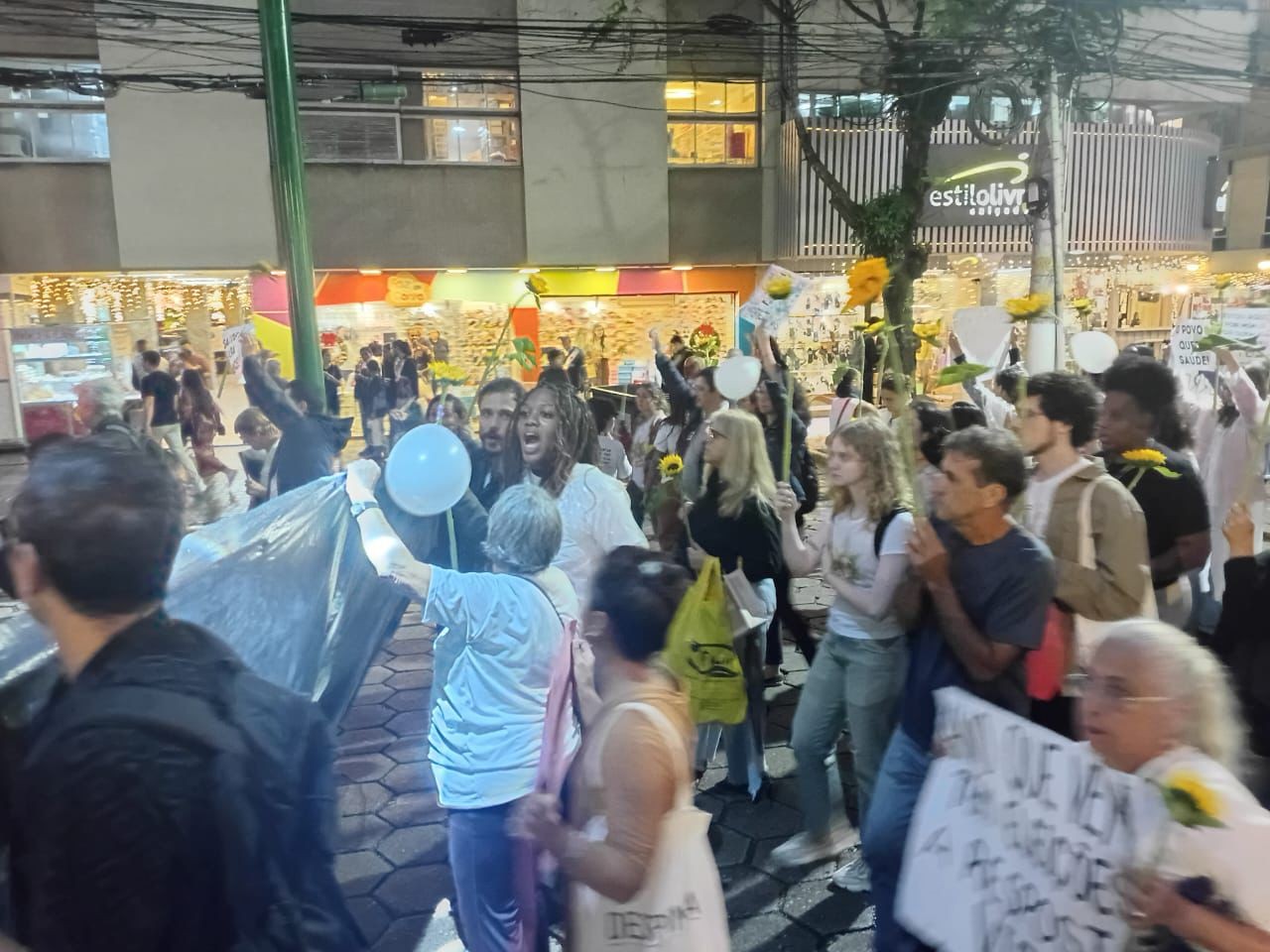 Moradores protestam em Nova Friburgo após morte de menina de 8 anos em Lumiar