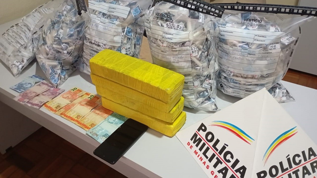 Mais de 2.000 porções de cocaína, crack e maconha são encontradas em carro em rodovia de MG 