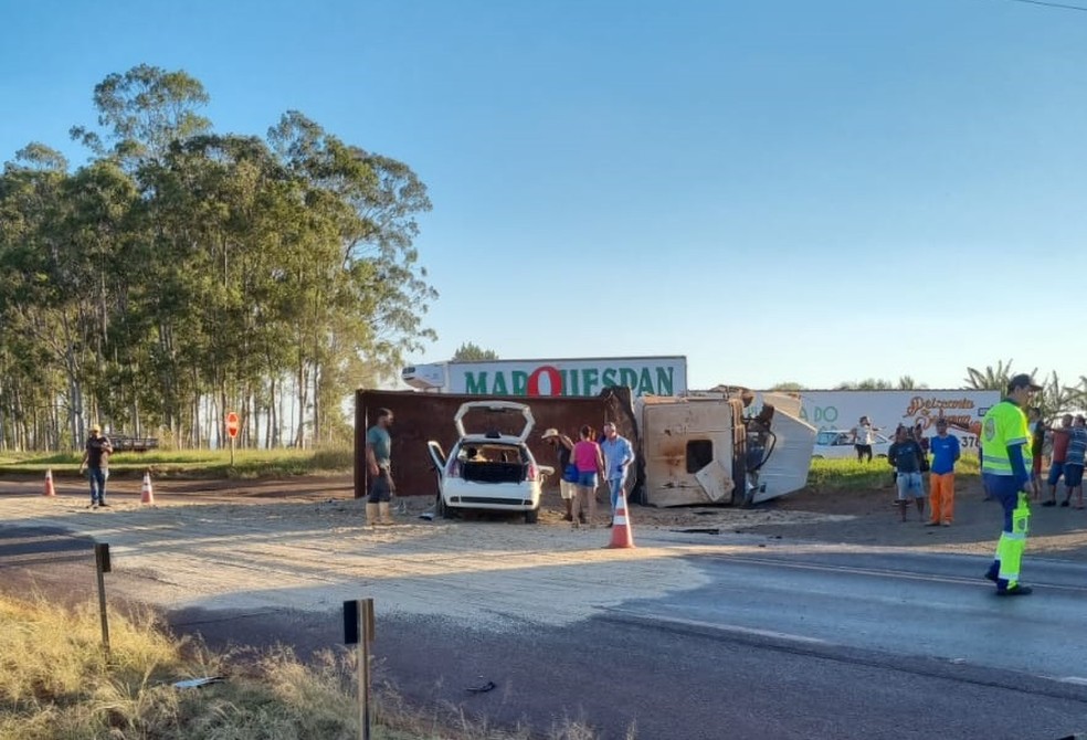 Acidente entre carro e caminhão deixou quatro mortos em Avaré — Foto: Reprodução/A Voz do Vale