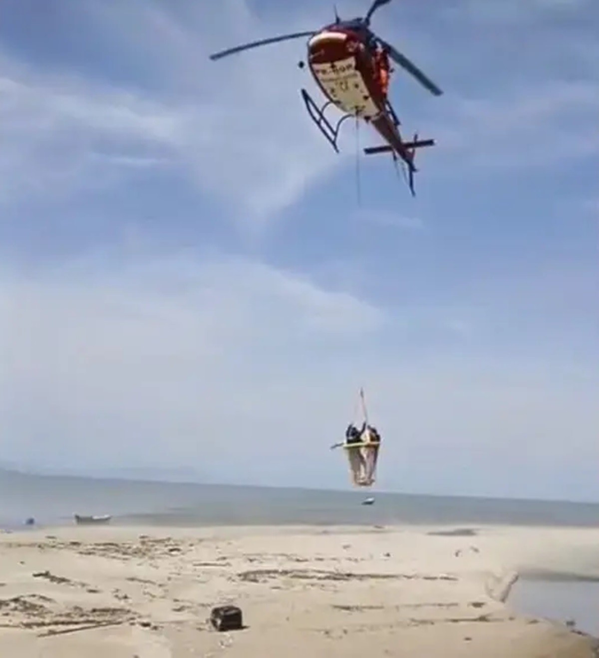 Duas pessoas são resgatadas do mar após embarcação naufragar em SC; vídeo