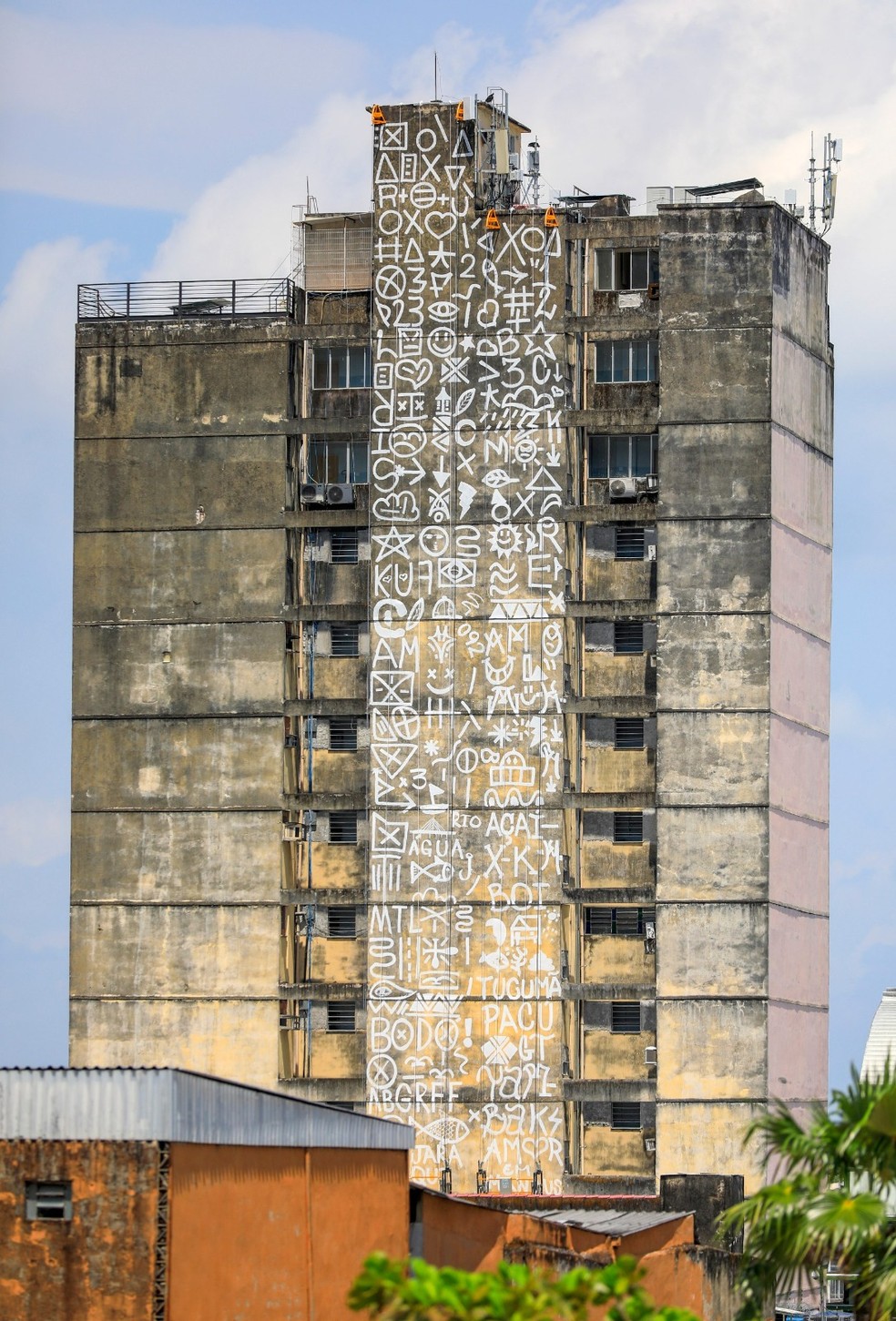 O Cura Amazônia decora toda a região central da cidade, alcançando também as empenas dos edifícios Rio Madeira e Cidade de Manaus. — Foto: Marcio James/Sec