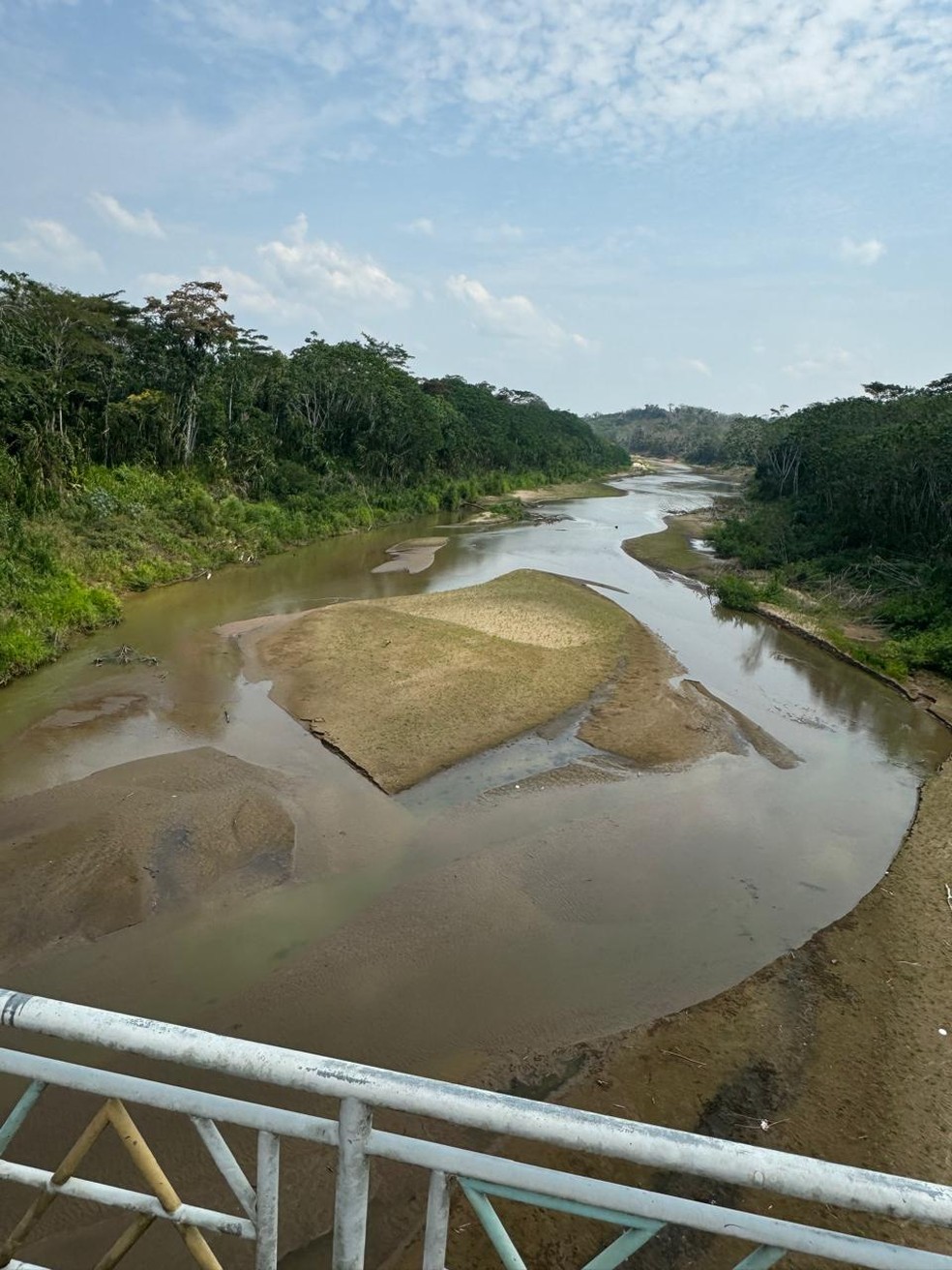 Seca em rios da Amazônia pode ter forçado mudança da comunidade isolada — Foto: Arquivo/Defesa Civil de Assis Brasil