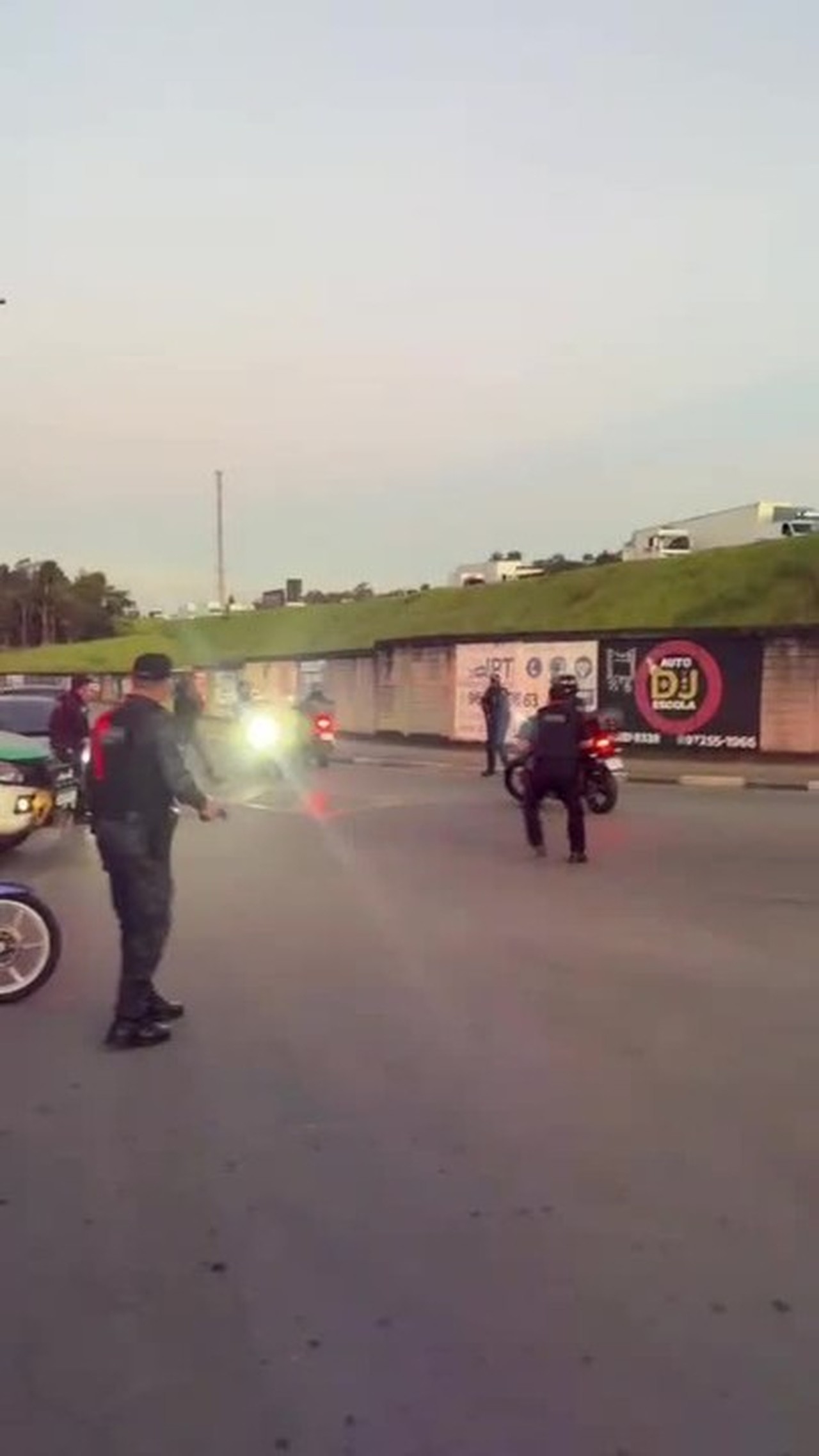 VÍDEO: motociclista fura bloqueio e atropela GCM em Itapecerica da Serra, na Grande SP