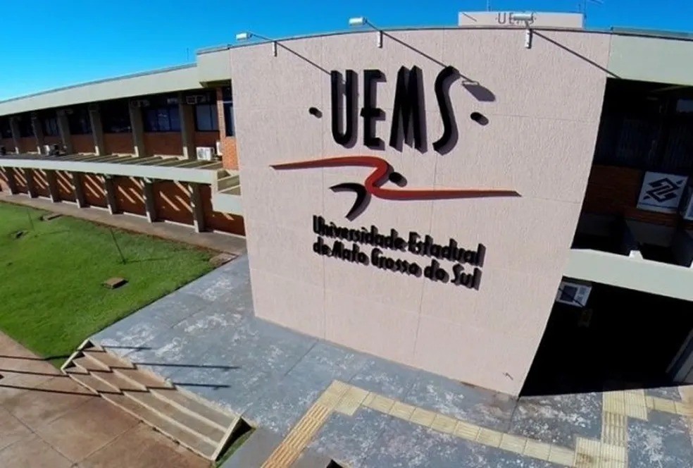 UEMS abre seleção para professores temporários com salários de até R$10 mil