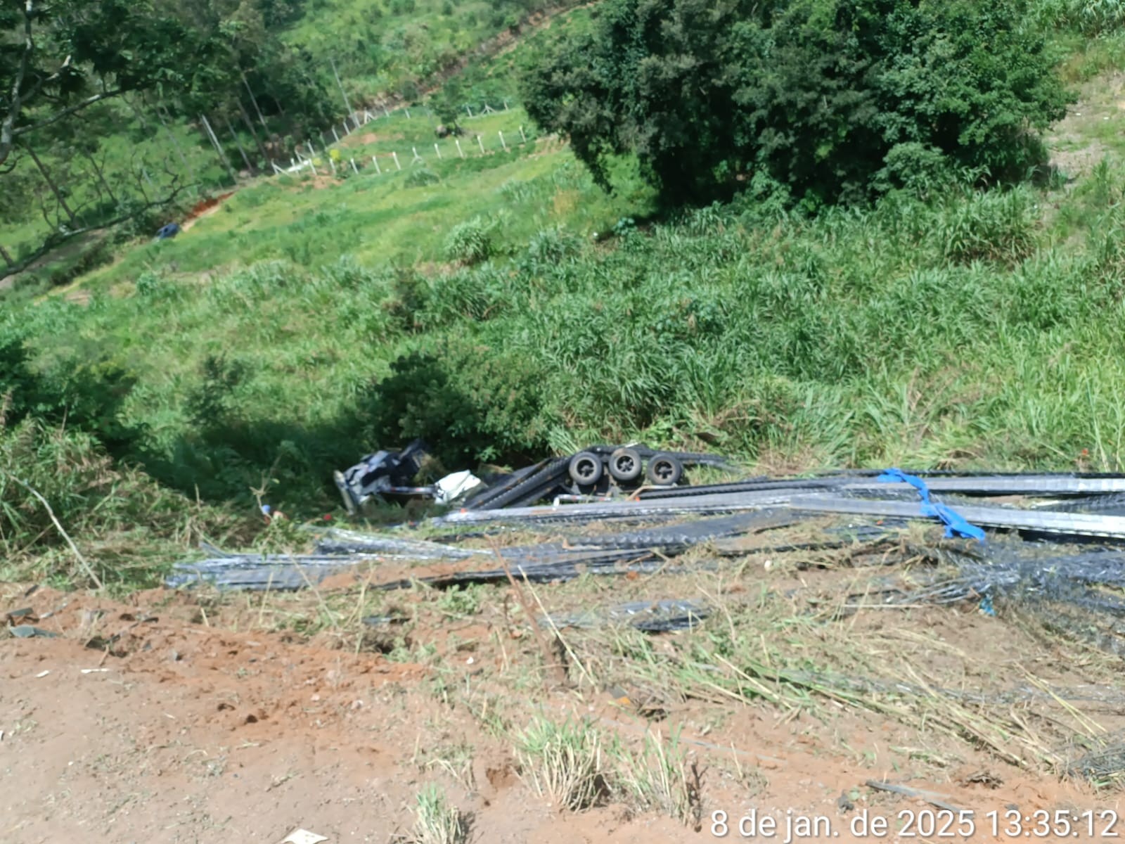 Caminhão com ferragens sai da pista e cai em ribanceira na BR-146 em Poços de Caldas