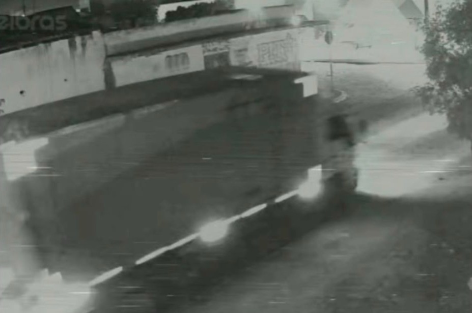Mulher morre após perder o controle de moto e colidir com caminhão, na PB