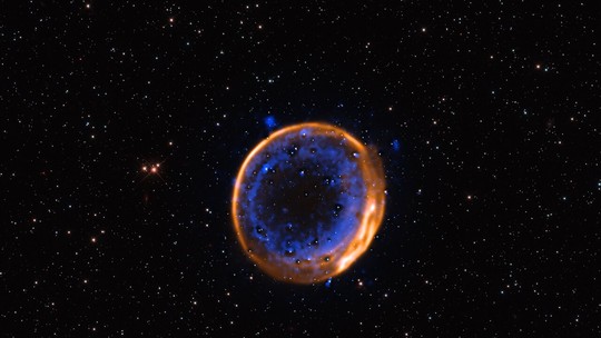 Telescópio flagra pela 1ª vez estrela que 'morreu' duas vezes no espaço; veja IMAGEM - Segundo cientistas, descoberta confirma teoria sobre dupla explosão e ajuda a entender como Universo se expande cada vez mais rápido.