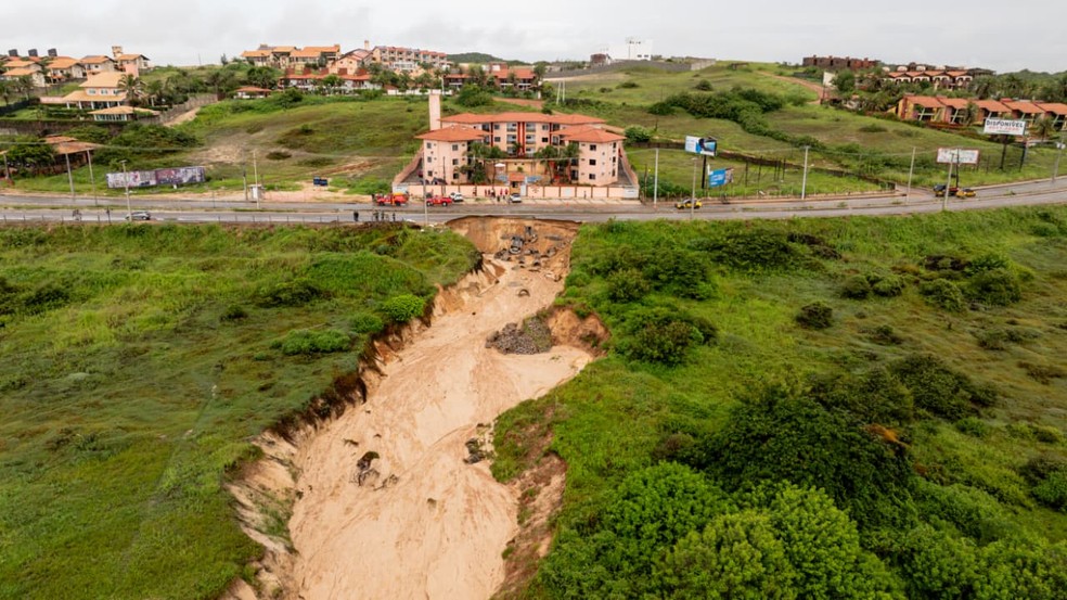 Cratera formada após asfalto ceder na estrada entre Fortaleza e Aquiraz, nesta segunda-feira (27) — Foto: Thiago Gadelha/SVM