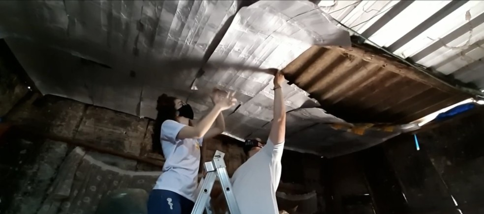 Alunos da USP São Carlos desenvolvem teto que isola a temperatura a partir de caixas de leite recicladas — Foto: Nilson Porcel/EPTV