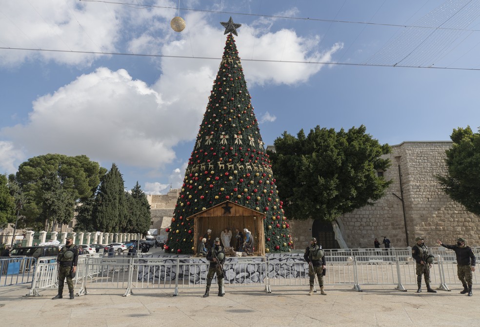 ARQUIVO - imagem de 23 de dezembro de 2020 mostra a árvore de Natal na praça da Manjedoura, em Belém, na Cisjordânia — Foto: Nasser Nasser/AP Photo