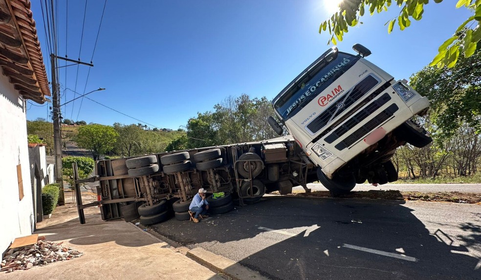 Caminhão carregado de telas de aço tombou na noite desta segunda-feira (22) em Presidente Prudente — Foto: Emerson Sanchez/TV TEM