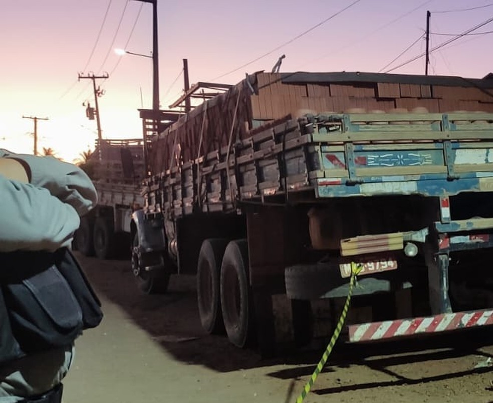 Motociclista morre após bater na traseira de caminhão carregado de tijolos em Baraúna — Foto: Foto: Cedida