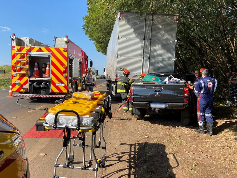 Acidente entre caminhonete e caminhão deixa motorista ferido em Piracicaba — Foto: Edijan Del Santo/EPTV