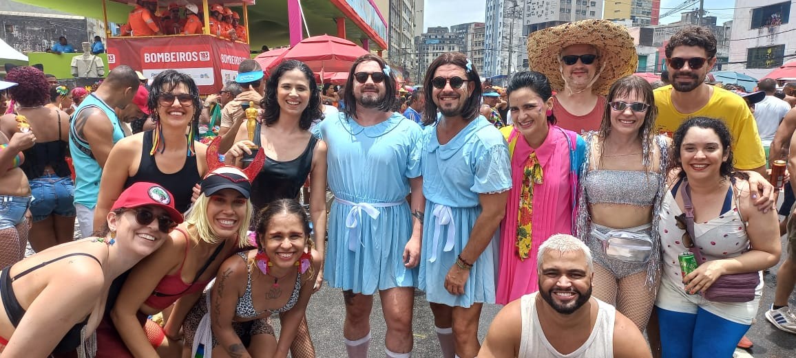 No Galo da Madrugada, grupo encena entrega do Oscar a Fernanda Torres; VÍDEO