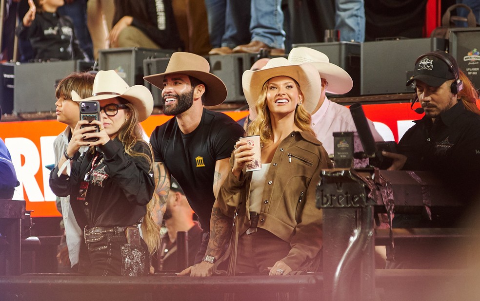 Gusttavo Lima e Andressa Suita curtem final do rodeio da PBR na Festa do Peão de Barretos — Foto: Érico Andrade/g1