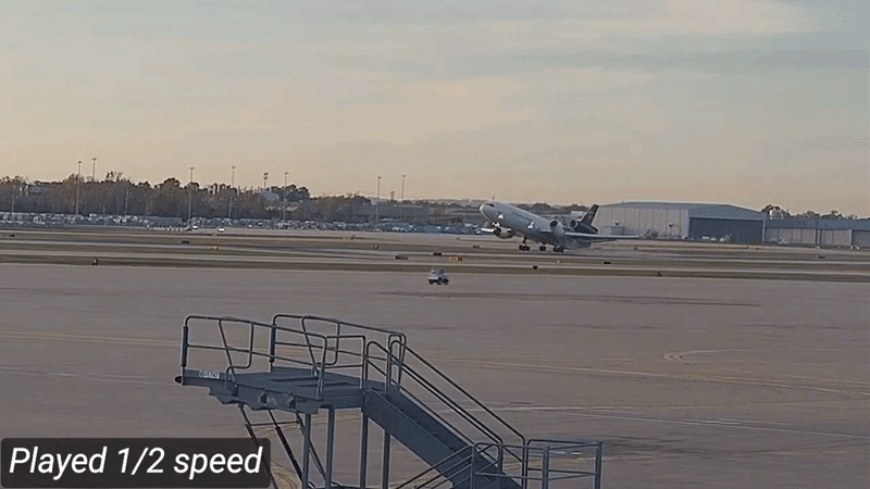 VÍDEO mostra motor se descolando de avião de carga que explodiu em 2025, nos EUA; 7 morreram