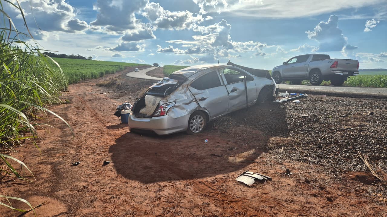 Mulher morre e filha, neta e genro ficam feridos após carro capotar em Altinópolis, SP