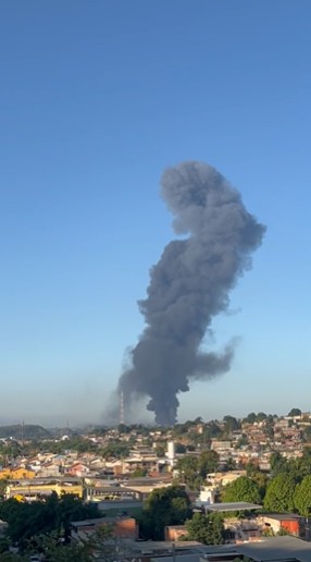 Incêndio atinge terreno em Duque de Caxias, e fumaça é vista de outros municípios