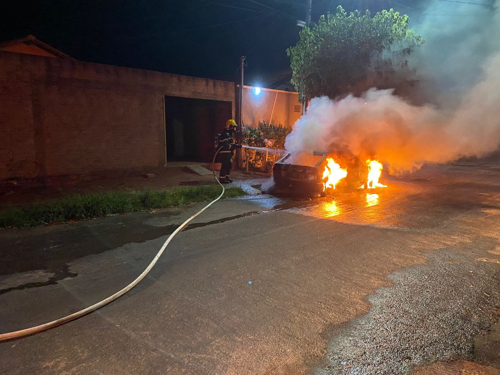 VÍDEO: Homem tem carro incendiado após ajudar mulher a fazer mudança e receber ameaças do ex dela