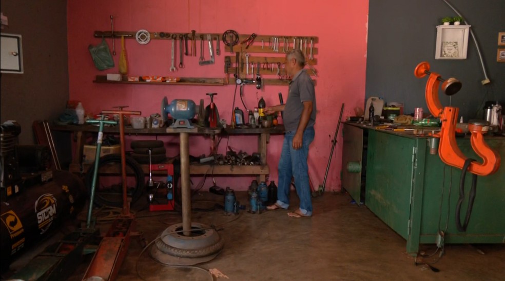 Borracharia em Aguiarnópolis perde clientes após queda da ponte entre Tocantins e Maranhão — Foto: Reprodução/TV Anhanguera