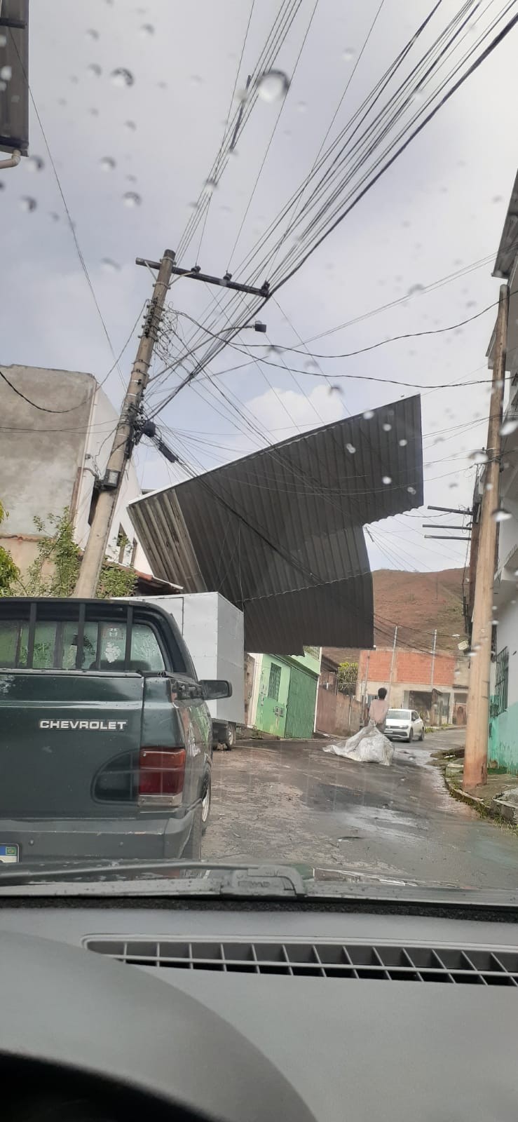 Chuva deixa pontos de alagamento e rajadas de vento derrubam árvores em Juiz de Fora