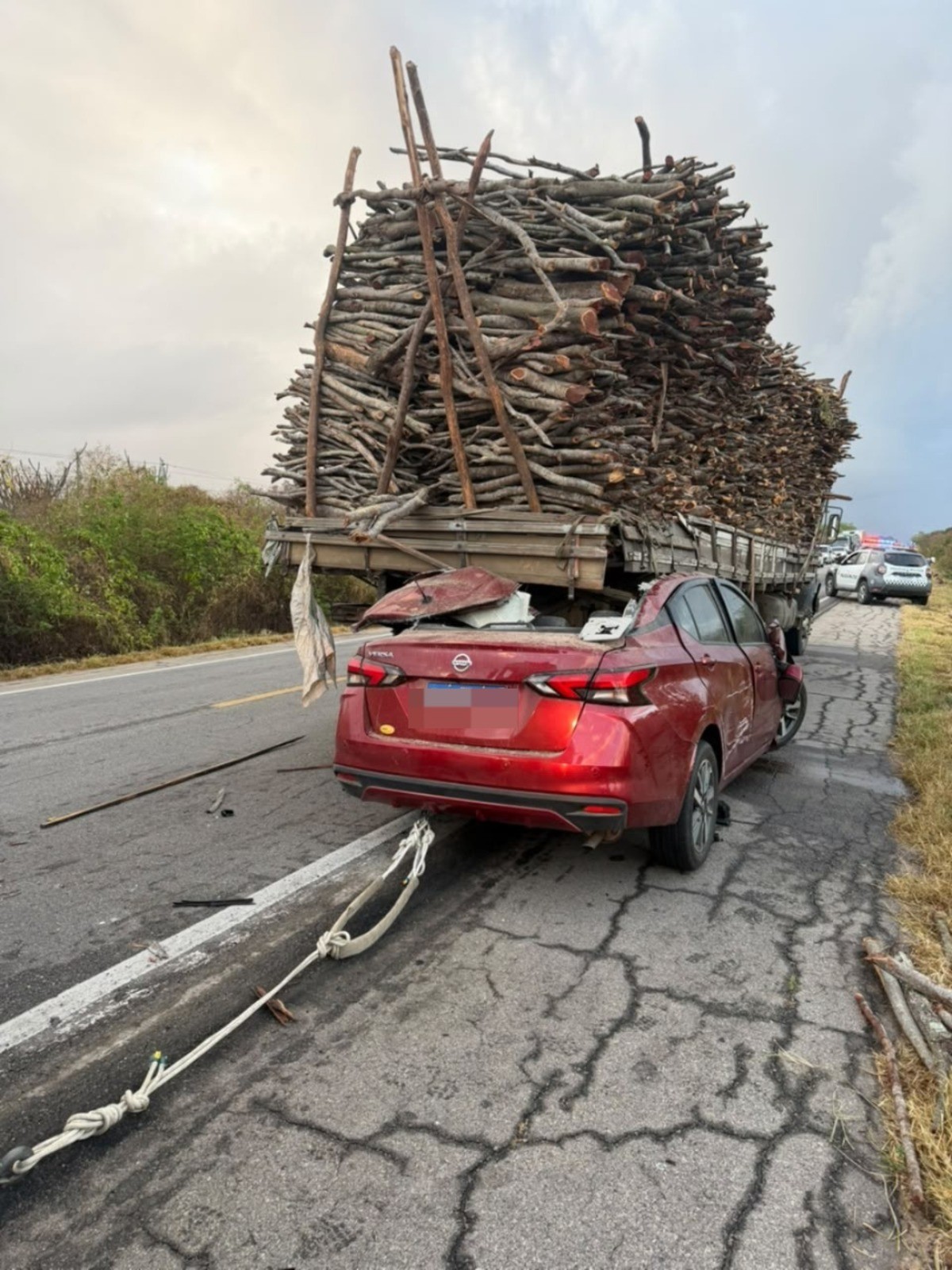 Motorista morre após carro bater na traseira de caminhão carregado de lenha na BR-226 no RN