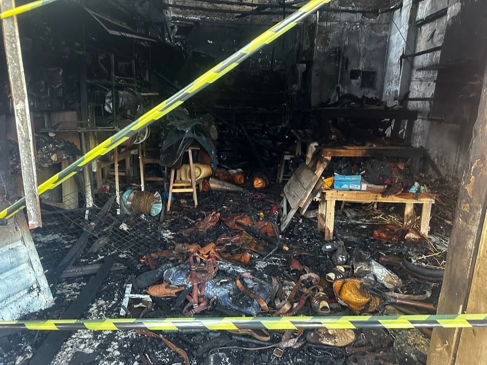 Loja de produtos de couro pega fogo em Maceió — Foto: Nick Marone/TV Gazeta