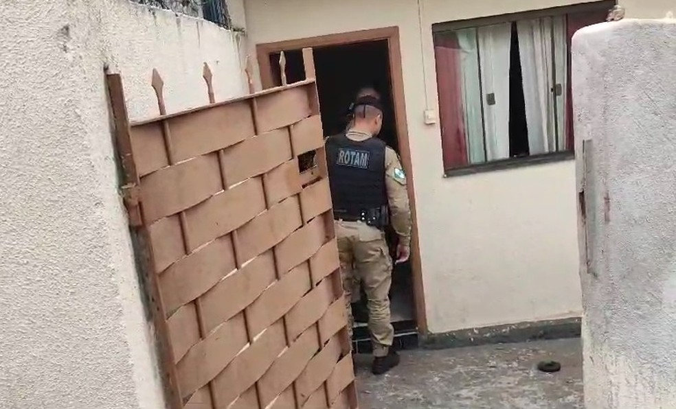 Criança é encontrada chorando ao lado do corpo da mãe vítima de feminicídio em Cornélio Procópio — Foto: Reginaldo Tinti/Portal Anuncifácil