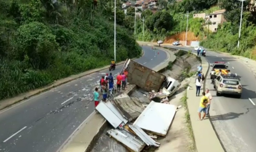 Caminh&atilde;o ficou destru&iacute;do ap&oacute;s acidente em Salvador &mdash; Foto: TV Bahia
