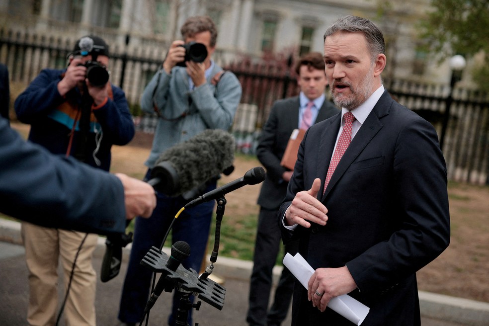 O Representante Comercial dos EUA, Jamieson Greer, conversa com repórteres na Casa Branca, em Washington, DC — Foto: REUTERS/Evan Vucci
