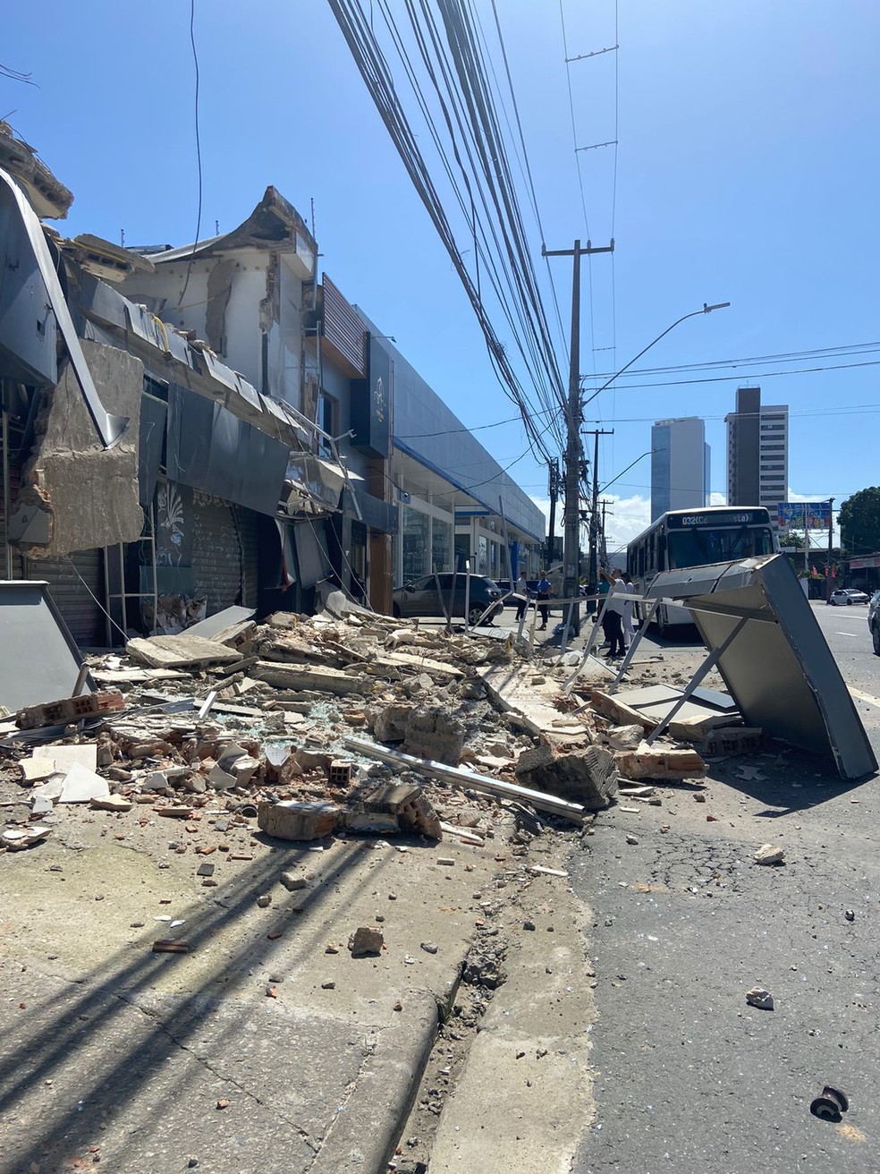 Destroços de prédio comercial que desabou no Recife — Foto: Ana Júlia Duarte/CBN Recife