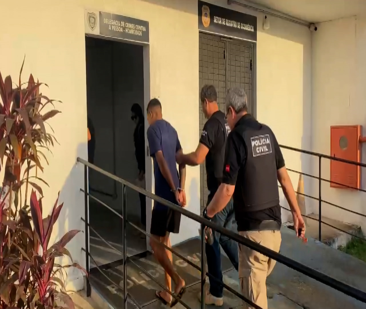 Dois homens são presos suspeitos de tráfico, homicídios e outros crimes em bairros de João Pessoa