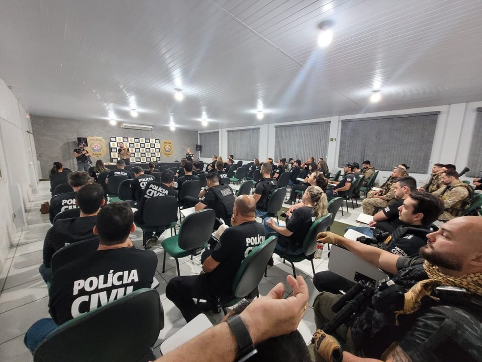Mais de 60 policiais foram empenhados na operação — Foto: Polícia Civil