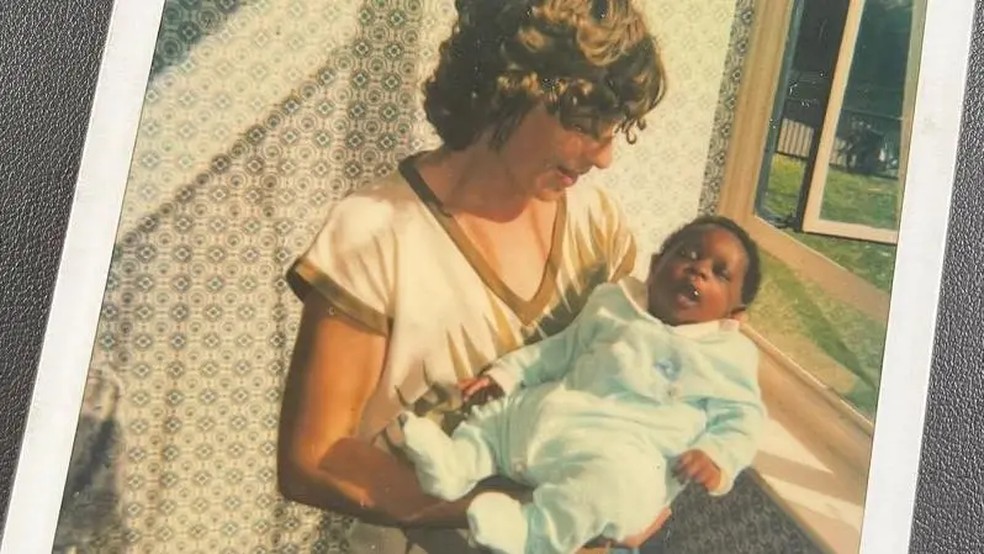 Com três meses de idade, seus pais o entregaram a uma família adotiva na Inglaterra — Foto: Acervo pessoal/BBC Brasil