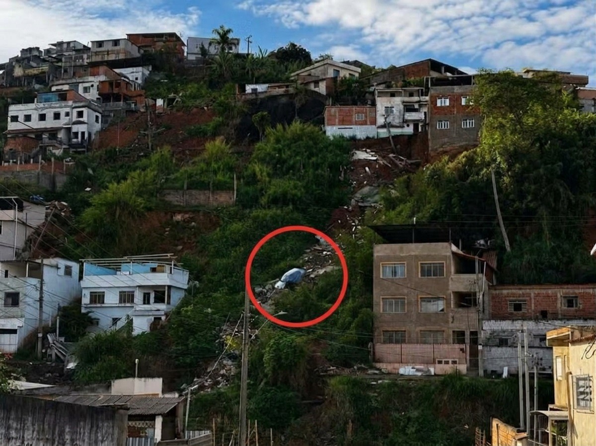 Oito meses após chuvas, morador de Juiz de Fora tenta recuperar carro que ficou entre escombros