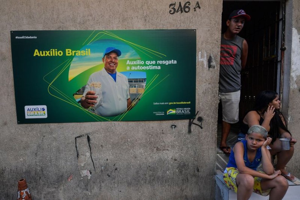 Criado em 2021, Auxílio Brasil durou até março deste ano, quando foi substituído na recriação do programa Bolsa Família. — Foto: AFP